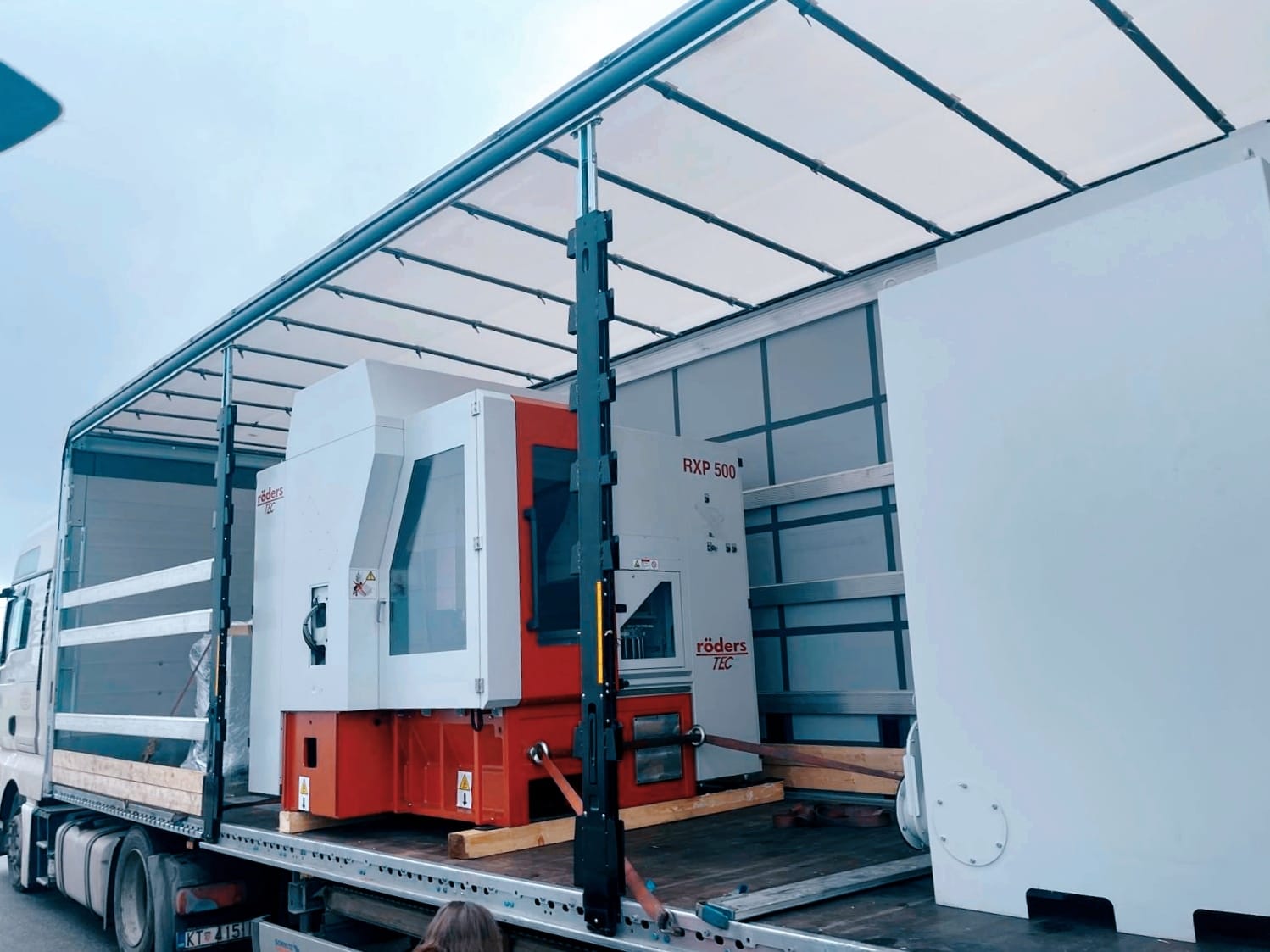 CNC-Maschine transportgesichert auf dem Lkw